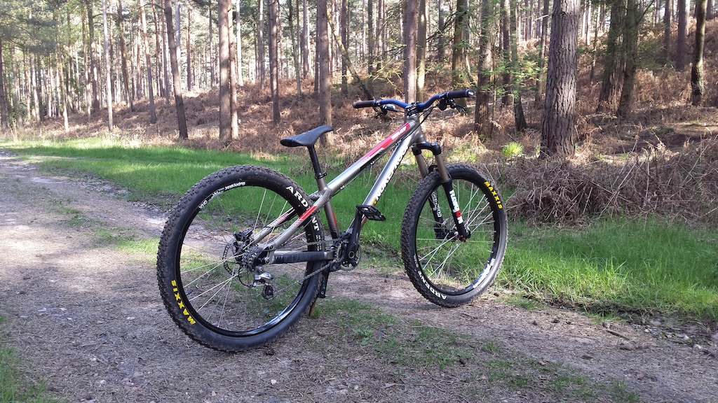My new Nukeproof Snap. Built up with parts from my Octane One Void. This thing was flying yesterday on the red at swinley. Going to change a few bits out soon.