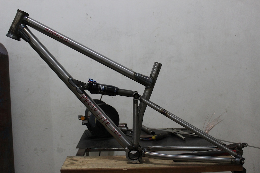 this protoype for Slopestyle
travel frame 100mm
material w/reynolds500
weigth 3100gram w/ shock
taper head
e to e 19mm
horisontal DO

Comingsoon.....