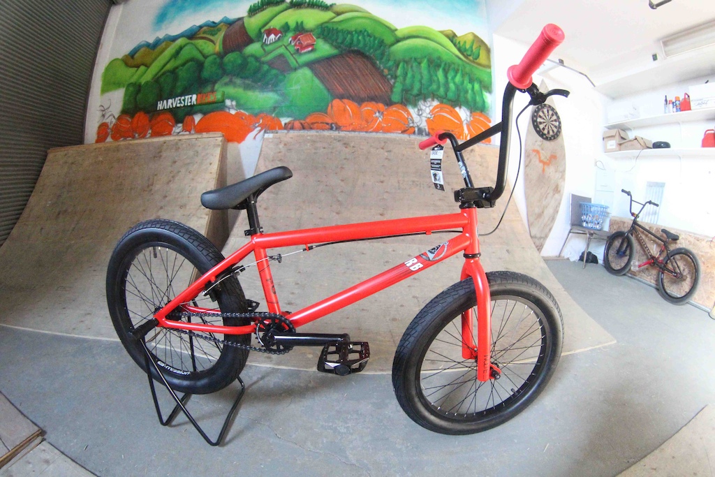 2014 BRAND NEW Kink Curb BMX Bike Black or Red w/ lots of FREEBIE