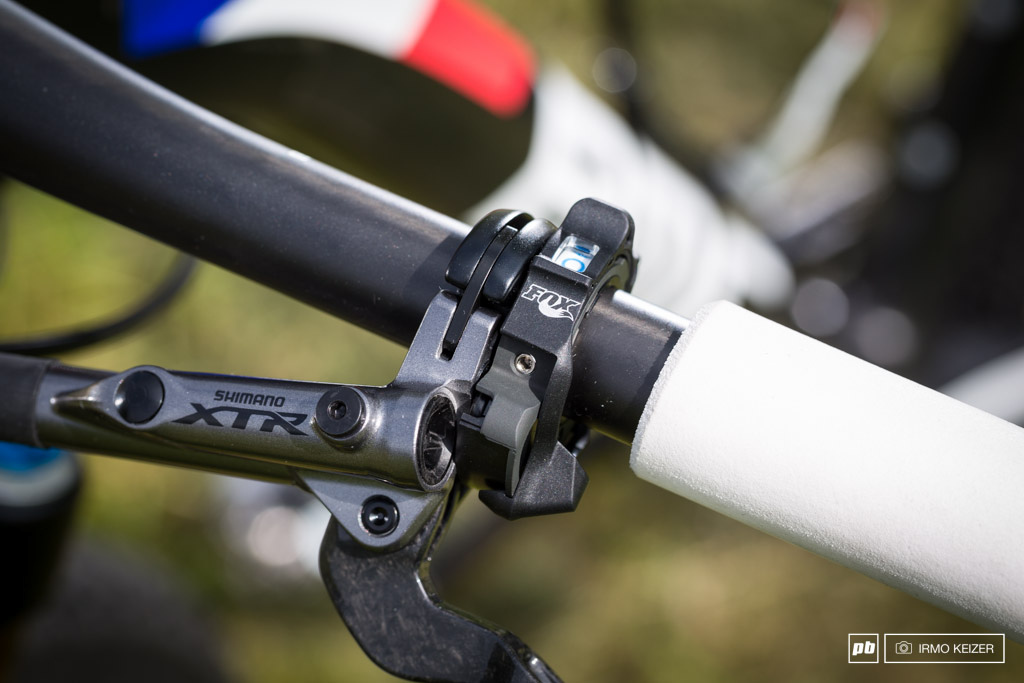 Julien's lockout operates from the Di2 battery. XTR9000 brakes are used, matched to Freeza rotors.