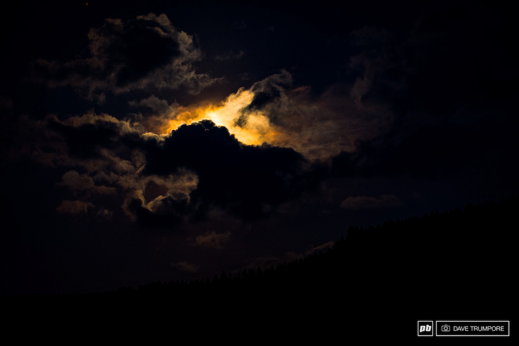 If there was ever any indication as to what the night would bring this was it. With full moon on fire behind storm clouds it was only a matter of time before a storm of biblical proportions brough heavy rain and wind to Leogang.