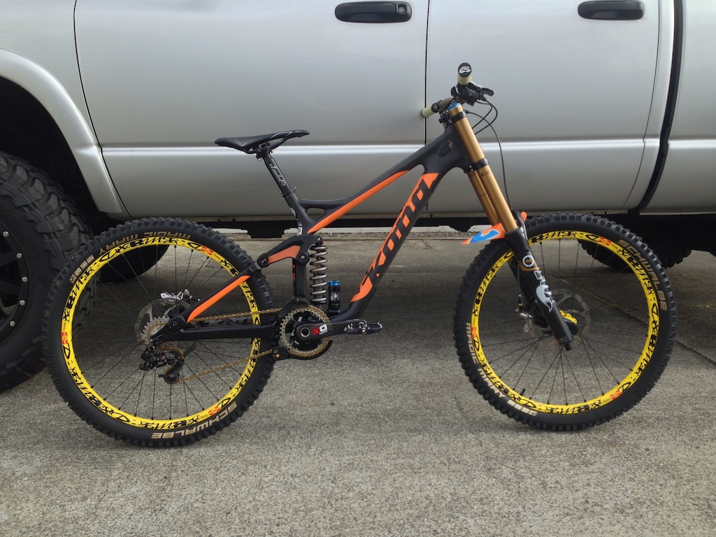 Build complete! Thanks goes out to KONA and TIM'S BIKE SHOP.

Thanks Lib Tech for the snowboard scrap fender.