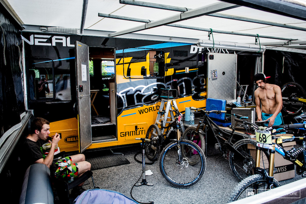 A few teams blur the lines between factory and privateer. Ben Reid s Dirt Orange team has a super pro setup but looks can be decieving. They are still self supported.