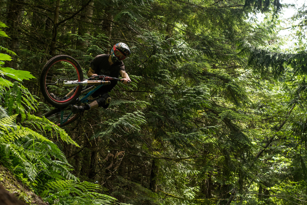 sending some sick trails in squamish bc with some dh rippers