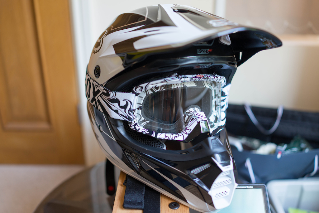 Fox v3r carbon helmet with airspc goggles