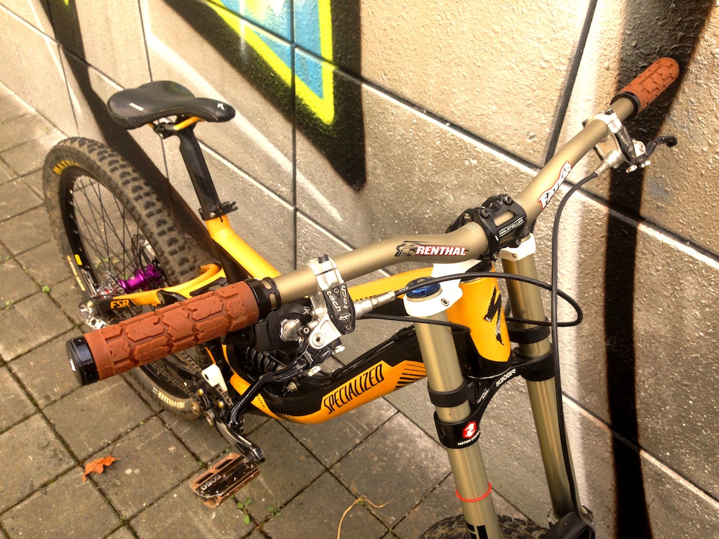 New parts!
Wheels: Mavic EX 823, Hope Pro2 EVO - Purple 2014 (40T)
Derailleur: Sram x9, Cassette Sram 970 DH, Chain Sram PC-991 Cross Step.