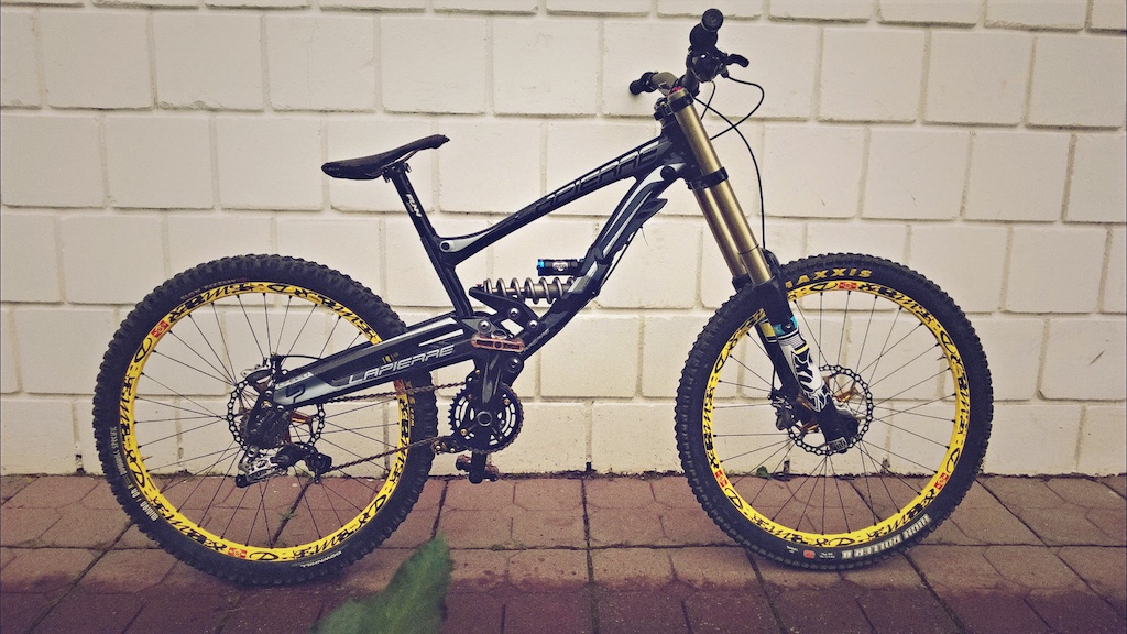 Lapierre DH920 - 2012 Fox 40Rc2 

17.3 kg