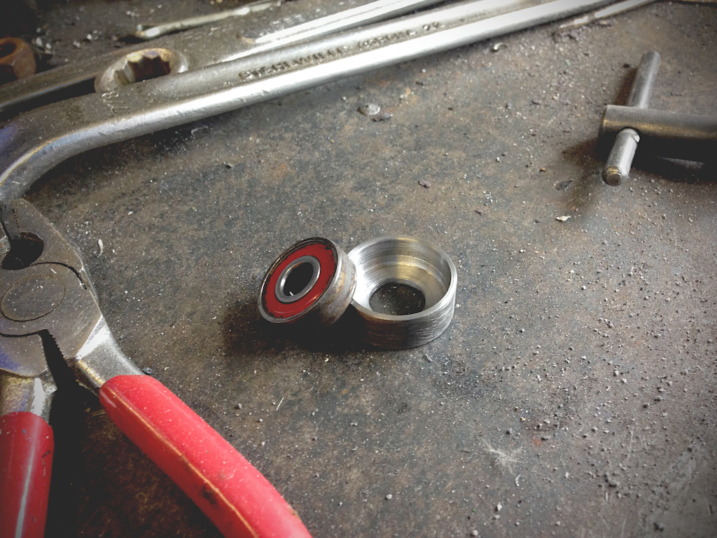 Test bearing housing for the linkages.
