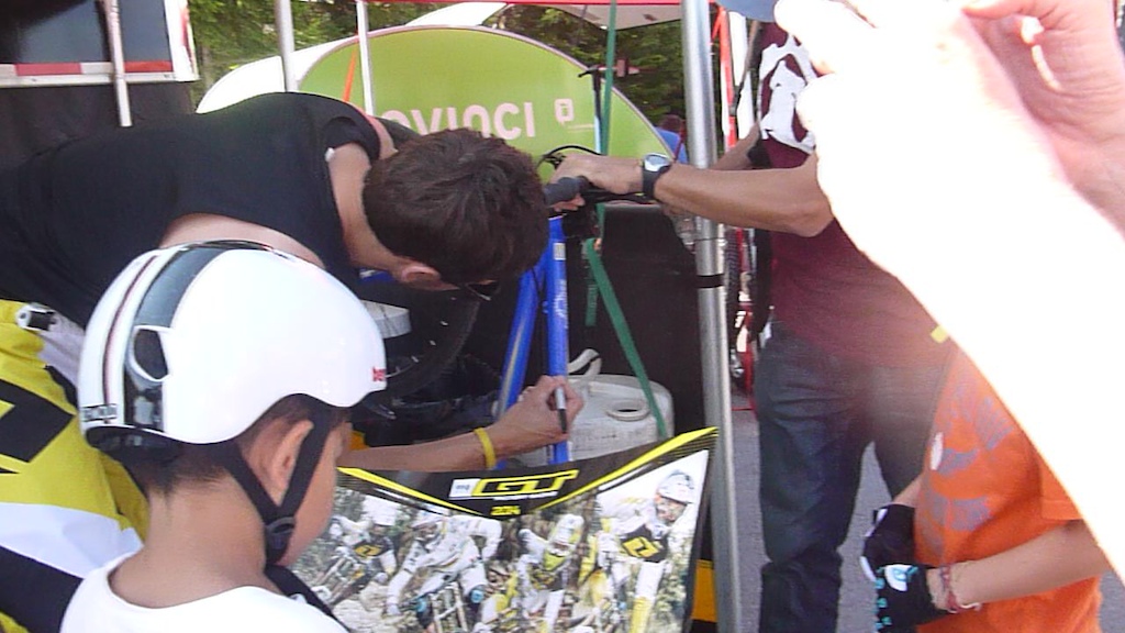 Gee autographs my son's GT in the pits