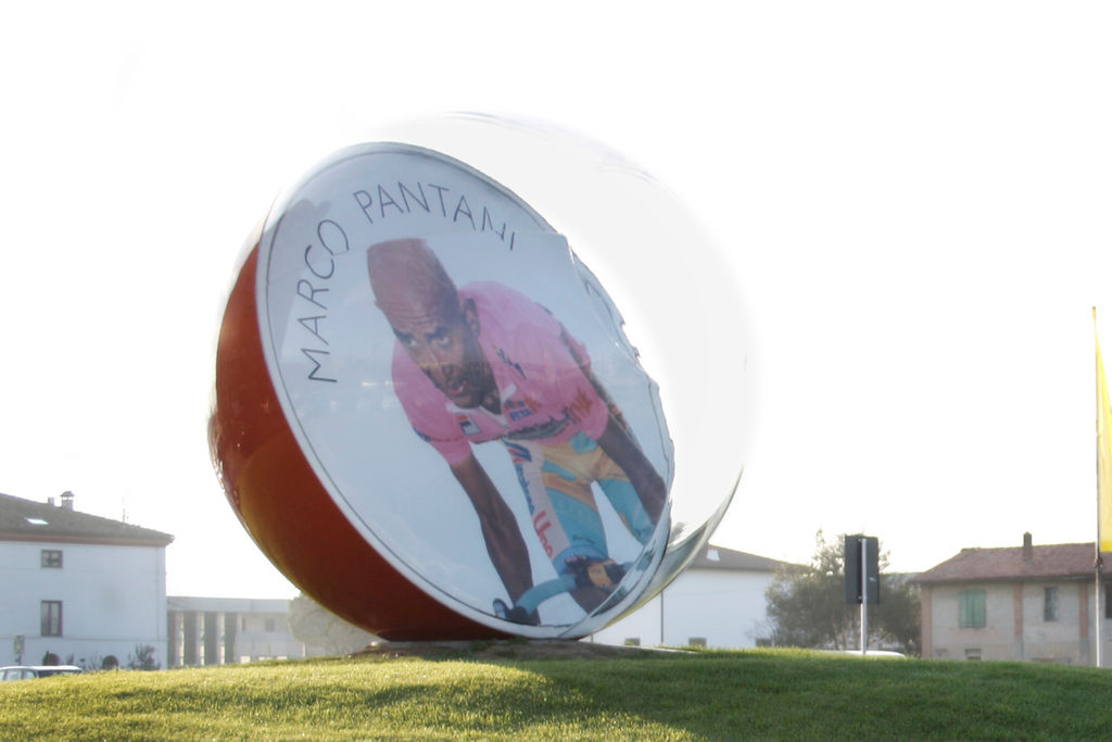 La "biglia" con l'immagine di Pantani presso il centro direzionale del Mercatone Uno a Imola, Italia.
