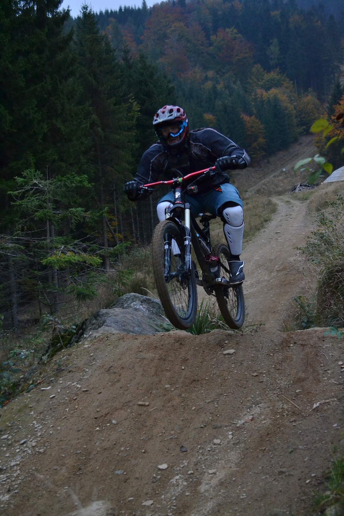 Fot. Lucie Drahosova ( http://luckadrahosova.rajce.idnes.cz/END_OF_SEASON_WEEKEND_11.-12.10.2014_Bikepark_Kouty/ )