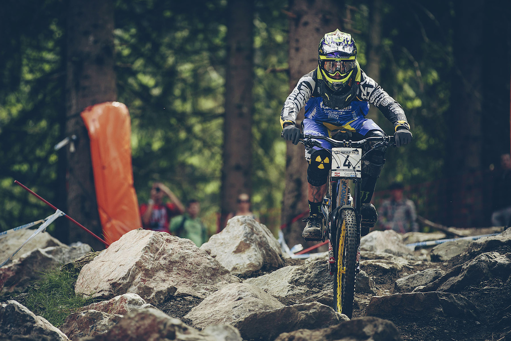 Sam Hill unusually off pace today in qualys, back in 18th. A safe run, but not the run he could have done with. After a crash last year here in Leogang, he didn't race and with that knee brace being a tell tale sign that its giving him some issues again this year.