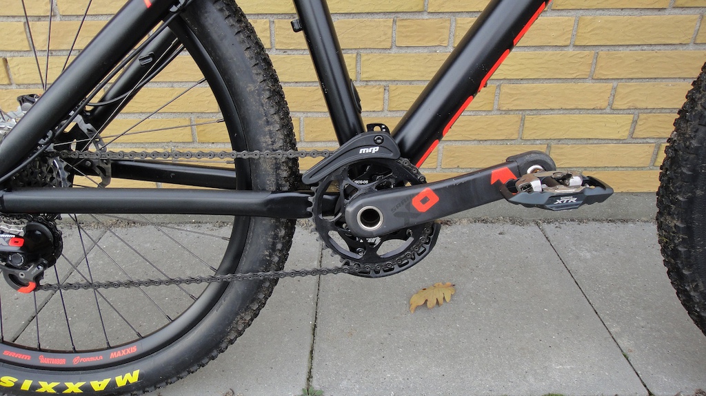 New updates, MRP AMP chainguide, Hope AM FR stem, black parts on the Hope brakes and the front wheel is build with a Sram X0 hub