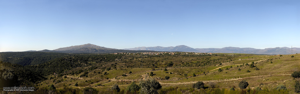 Vista desde el "mirador"; la pista de subida en primer plano, el Cerro de San Pedro en plano intermedio y la Sierra de Guadarrama de fondo.