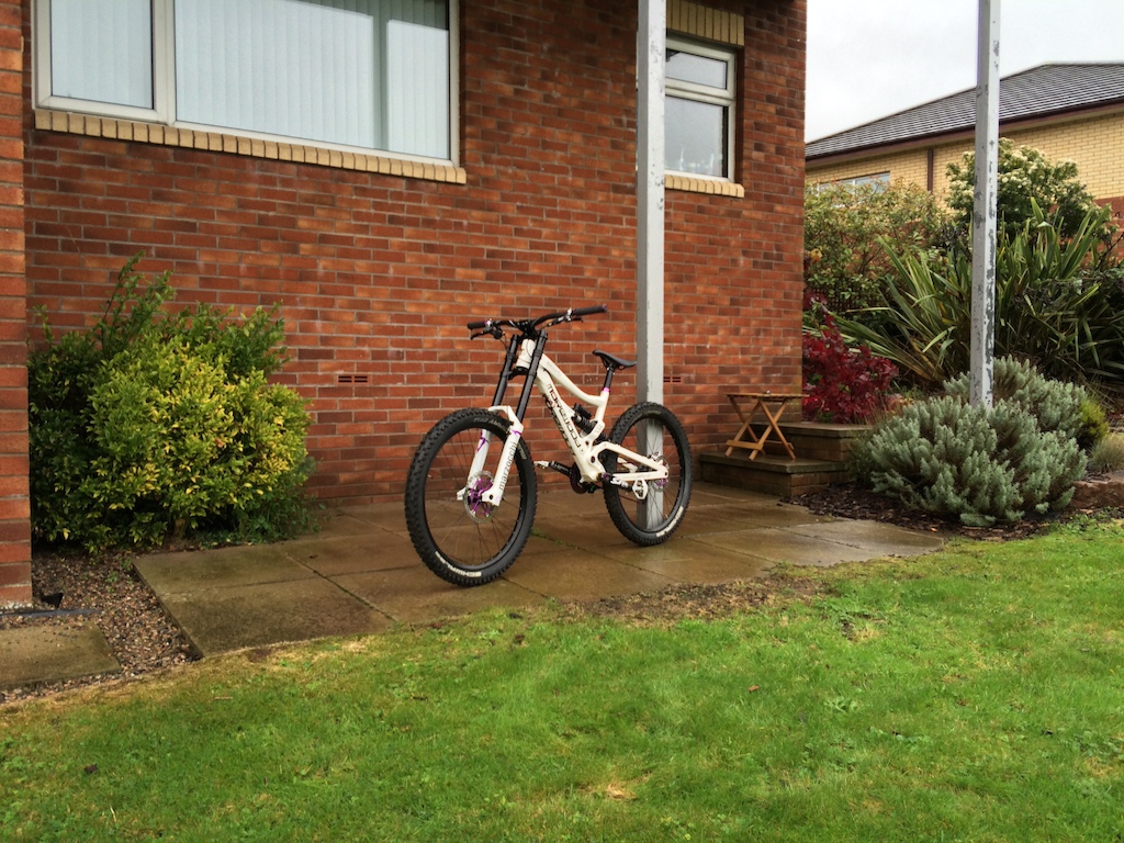 Morewood Makulu 2009; Marzocchi 888 RC3; Nukeproof Generator Wheelset; Fox DHX4; Shimano Saint Drivetrain; StraitLine Silent Guide; Schwalbe Muddy Marry Tyres; Charge Spoon Saddle; Funn Seatpost; Easton Haven Bars; Avid Code R Brakeset; Hope Saw Rotors Purple; Shimano SPD Pedals; Easton Havoc Bars
