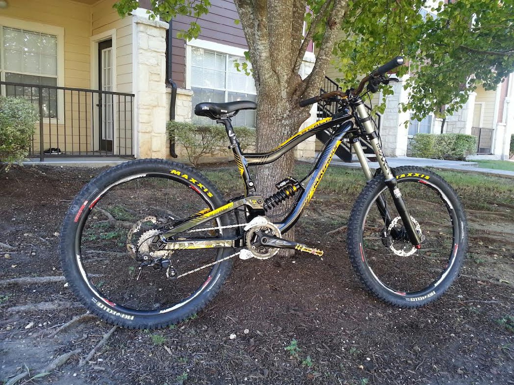 2014 Nukeproof Scalp
CCDB shock/Boxxer Coil w/Charger Damper/Easton Havoc Wheels/Zee componenets/Maxxis HR