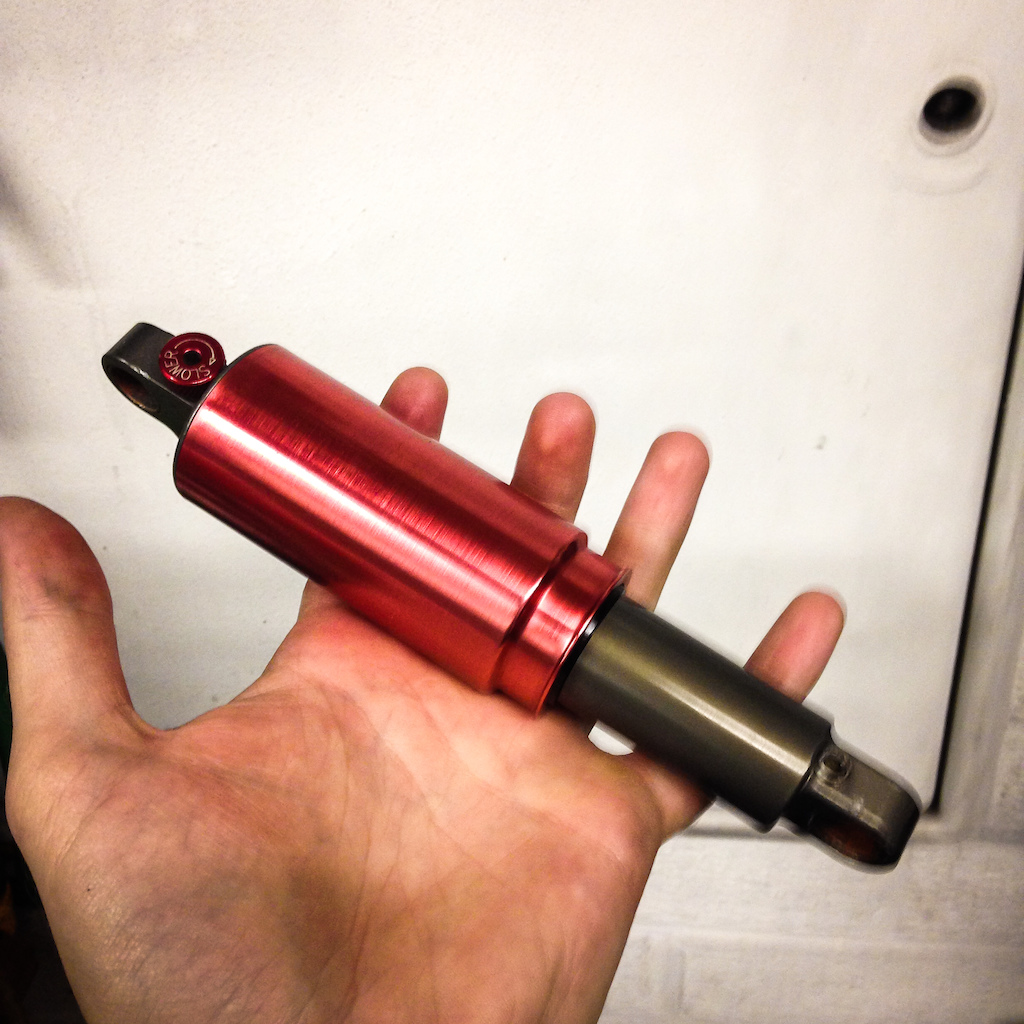 Dismantled an old shock and anodised the air can. Came out pretty good! I really need some more colours though....