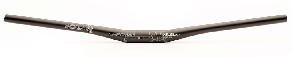 At 730mm, the Fubars Cutlass is one of the widest All Mountain / Enduro class carbon handlebars on the market. 210g of premium quality unidirectional carbon fiber ensures that this bar is about reliable strength and durability with a responsive feel. It features an18mm rise for aggressive rider position tuned with a 5 degree up, 8 degree back orientation.
