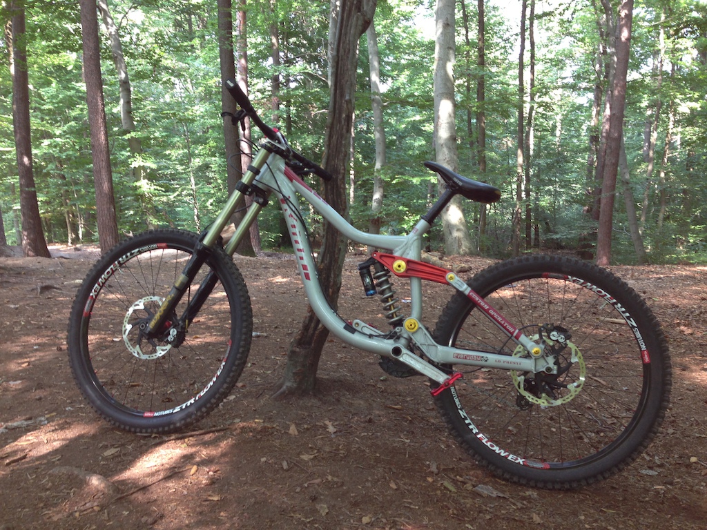 Custom Operator 2012 

rawed with new parts 

total weight 16.4 kg

Rims and hubs: Tune King/Kong + ztr flow ex
Fork: Boxxer rc 2012 
shock: Fox dhx rc4 kashima 2014 + nukeproof titan spring 
Crank: race face atlas in raw 
pedals: twenty6 predator titan 
Brakes: 2013 saint