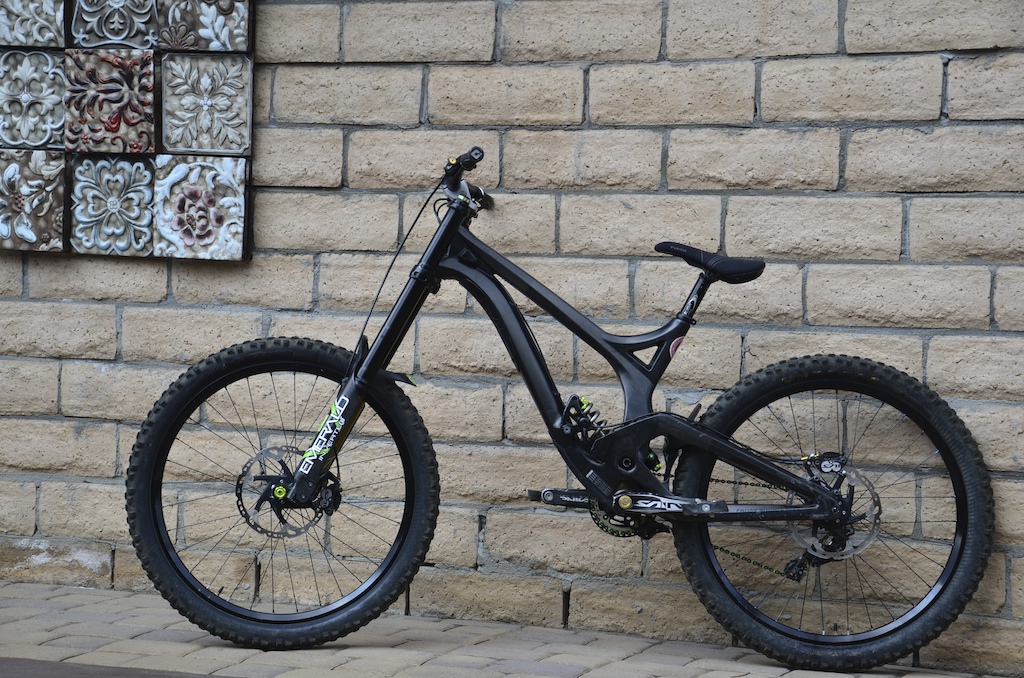 Evil Undead, Dvo Emerald &amp; Jade, Saint groupo, Mavic rims laced to Dt Swiss 240s, 80HD test stem, Odi Flight control bars &amp; ag1 grips, Straightline silent guide, KMC diamond like coating chain, SDG seat &amp; post, Maxima racing olis used throughout the full bike.