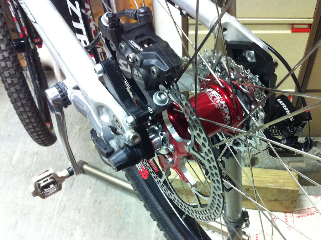 BRAKES- SAINT M810 
ROTORS- Formula 2pcs  203mm/180mm
HUBS- Chris King ISO
FRONT RIM- Stan's Flow
REAR RIM- Stans Flow-EX
