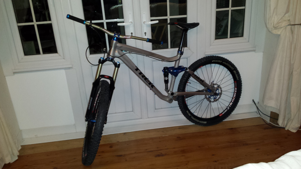 My new shwalbe Hans Dampf 2.35 race star compound snake skin tubeless tyres.
My whole groupset is on it's way and should be delivered tomorrow. The whole bike should be finished on Saturday!