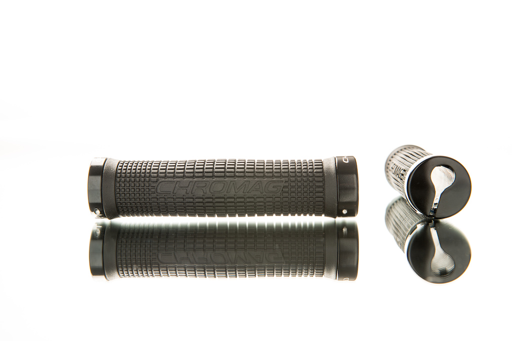 The Squarewave grip is designed with performance and comfort as our paramount goals. The gentle bulge fits nicely in the cup of the hand to promote long ride comfort. The progressive tread is finest/softest where it meets the outer edges of the hand and coarsest under the meat of the palm for a balance of compliance and control over longer rides.

The Squarewave is made with a Kraton based rubber that combines a soft 25a durometer and a proprietary additive for a combination of tackiness and durability.

Chromag grips feature our unique ‘Split-Teardrop’ end clamp which effectively covers the bar end while still utilizing a true pinch-clamp for the best purchase to the bar. Overall length 142mm.