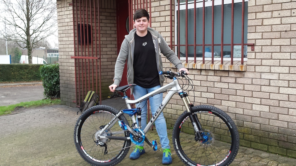 !!!FINISHED!!! Every thing is done, reverb cable cut and bled, brakes cut and bled, front and rear mech cables fitted, chain fitted to length :)