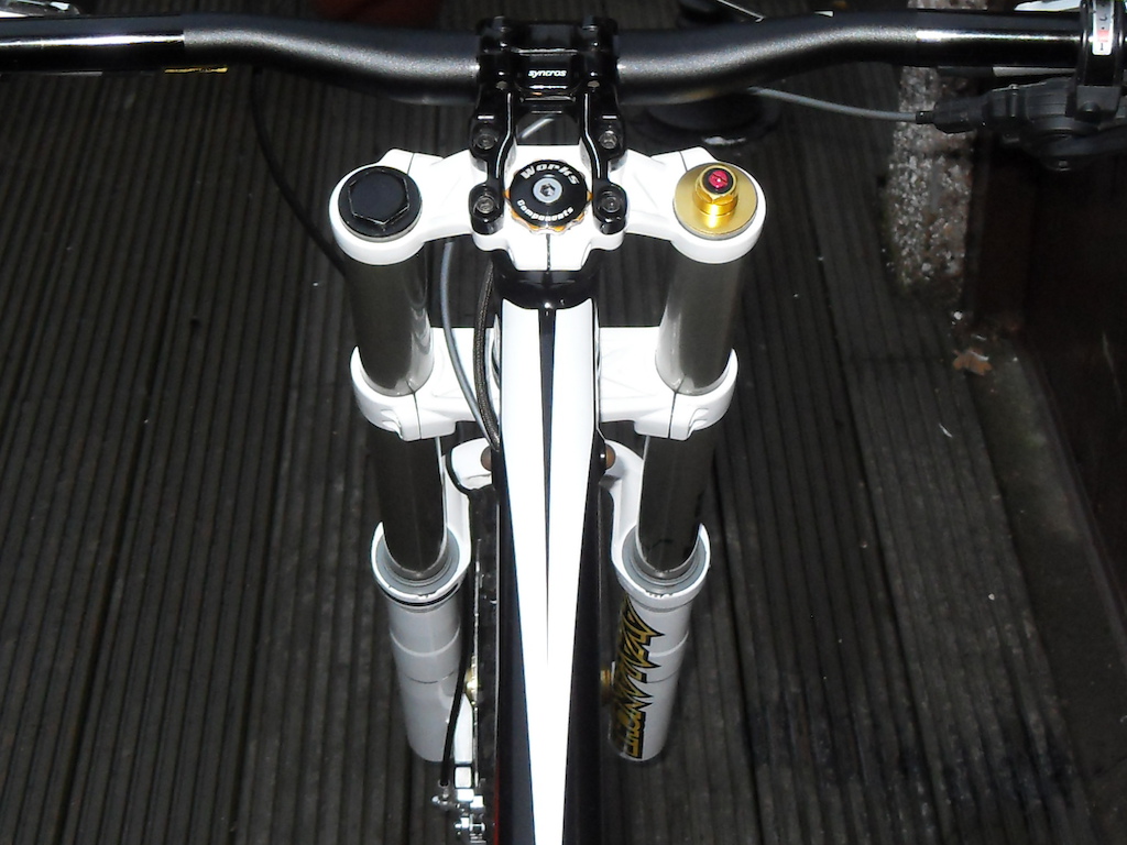 Avalanche damper upgrade sooo much better than the standard system.
Works Components -1.5 degree heaset fitted too.