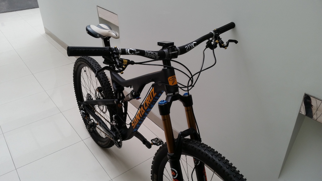 Santacruz Bronson 2014, Race Face Sinc 35x800 handlebar, Atlas 35x35 stem, Next 26/38 and Shimano XTR  11-26+ Absolute Black 40 T, Formula The One brakes 203mm, Rims DT Swiss EX471, Wahoo system.