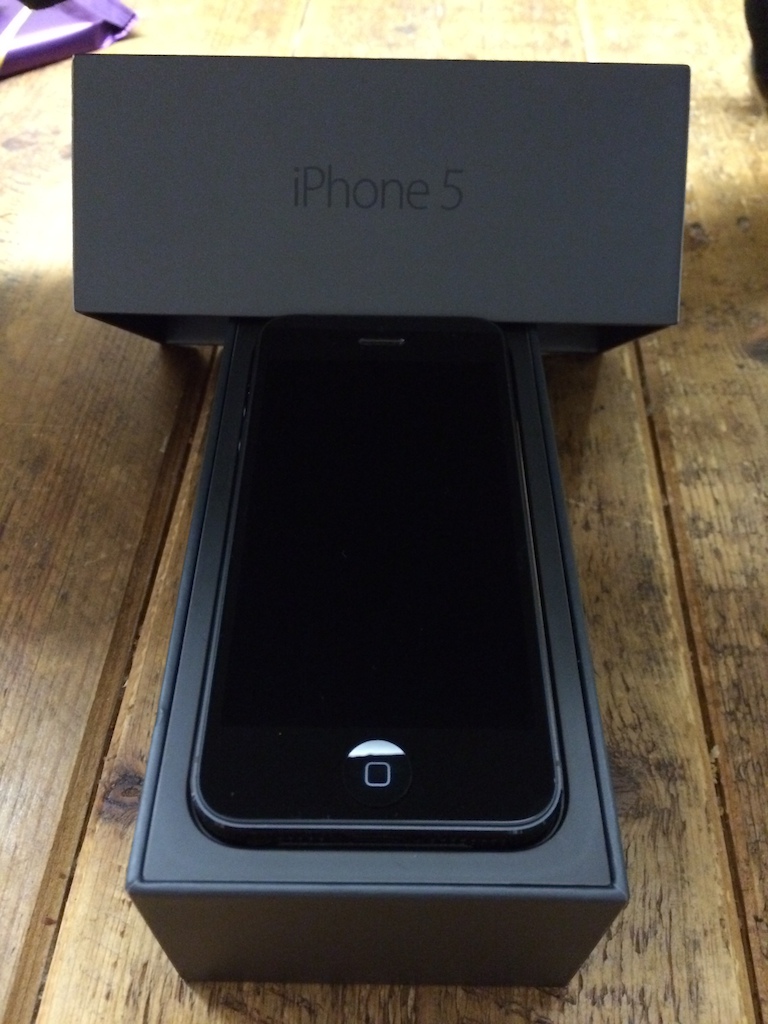 2014 BRAND NEW iPhone 5 32gb in Black