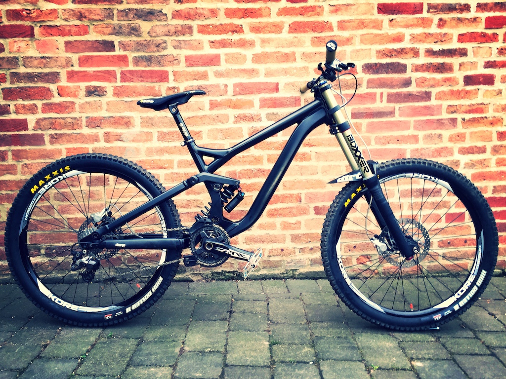 Commencal supreme dh v3 matte black with custom stealth black fork no shock decals.  61.5 degree head angle and 1230mm wheel base