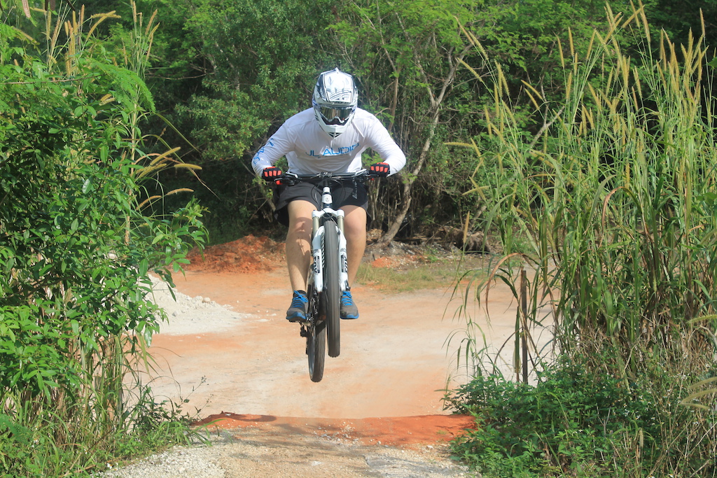 Jumping on the 2014 Trek Remedy 8, 650B.