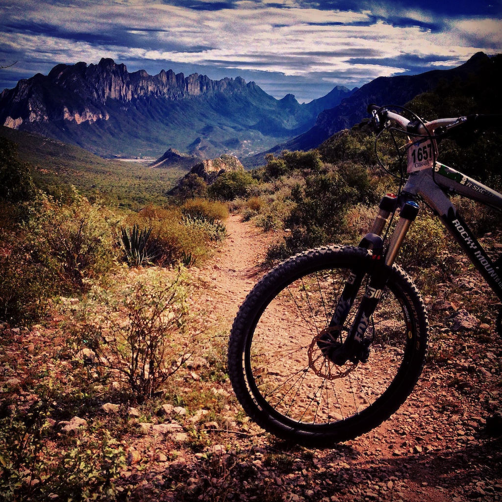Rodando la pista de Rhinos. Se extrañaba el paisaje, y la ex bici.