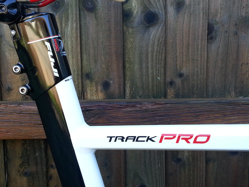 Fuji Track Pro....delivered this morning. Still undecided on which bars to run....track, Tri or low rise?