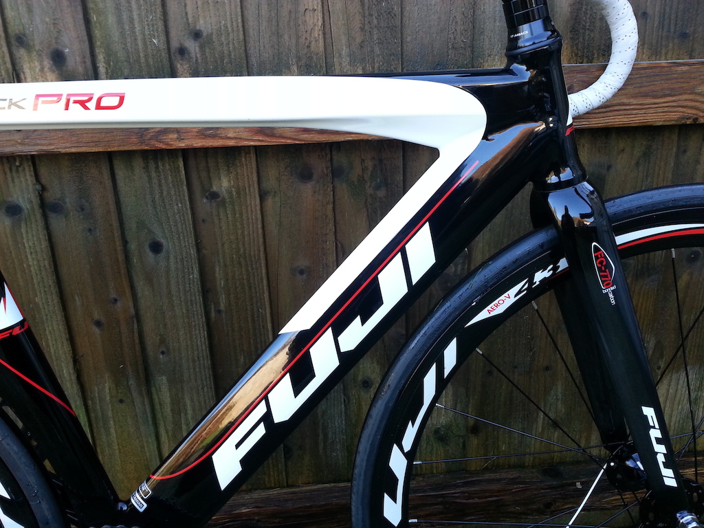 Fuji Track Pro....delivered this morning. Still undecided on which bars to run....track, Tri or low rise?
