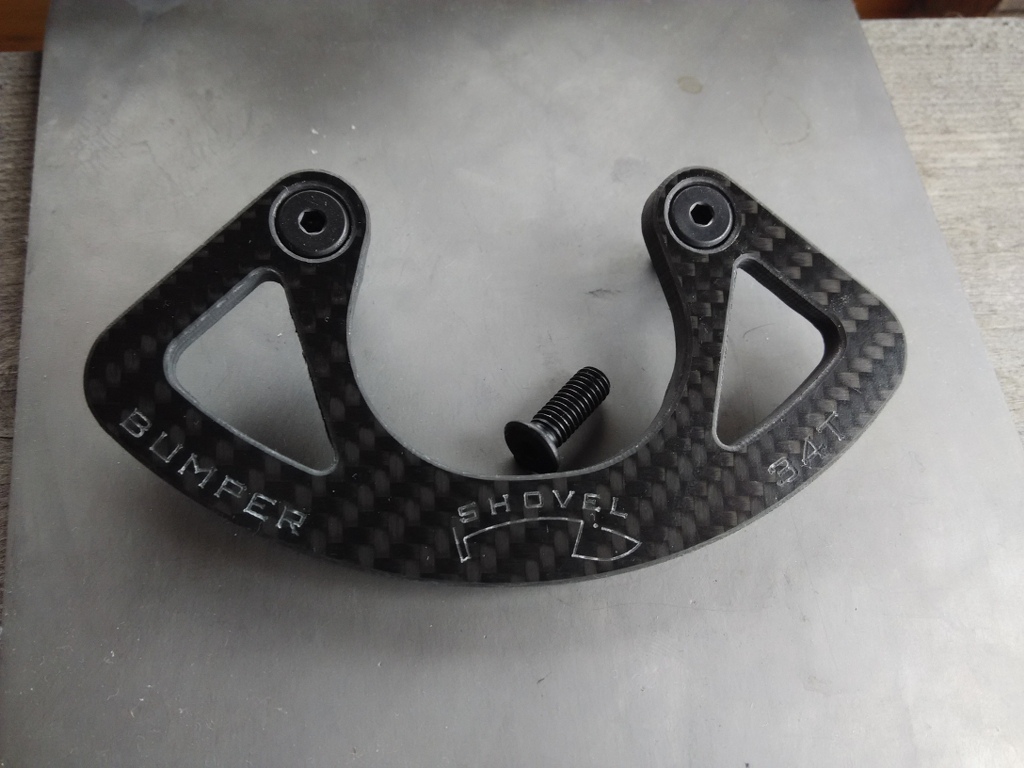 Bumper Carbon, 26 grams with mounting bolts. 
5.4 mm carbon. 
40 euros per piece