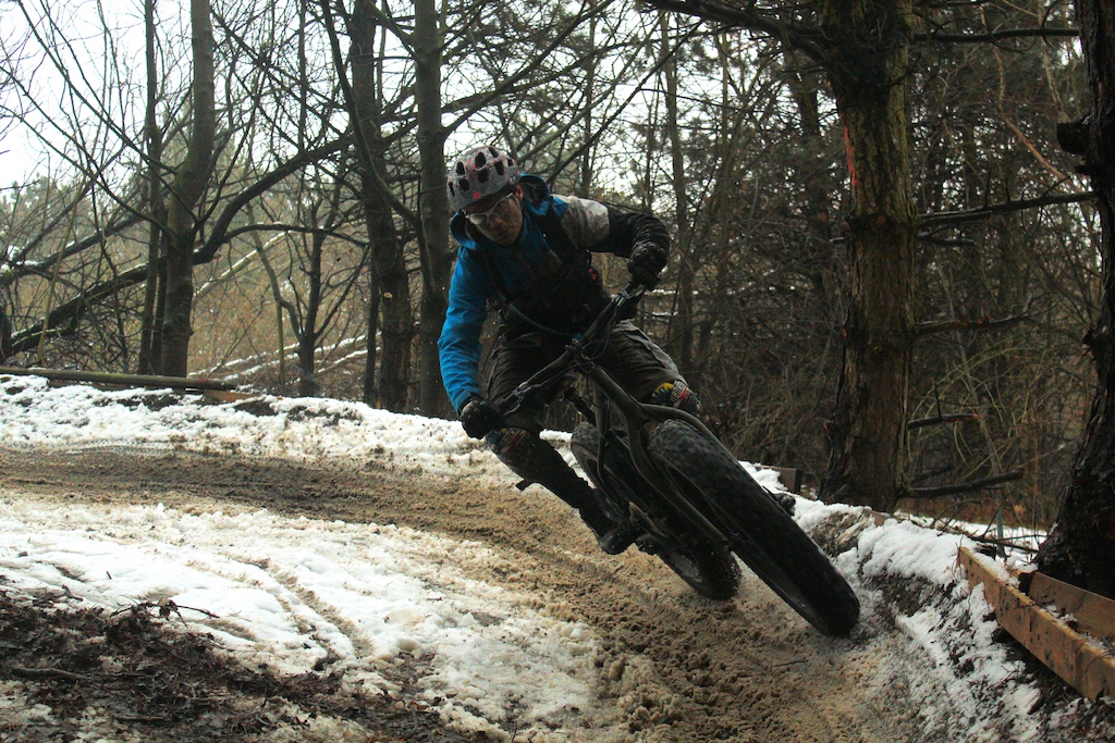 finally got my hands on a fatbike to test, enduro round without problems completed and to top it off a bit of fun on my home trail to snap a few action shots :)