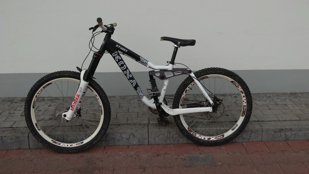 Bike season 2015 Kona Stinky 08 Marzocchi 66 rcv 08 Roco coil R Sunringle mtx 33 39 avid elixir 7 Truvativ Hussefelt FSA Moto-X NS Bikes Maxiss Minion DH Front Rear