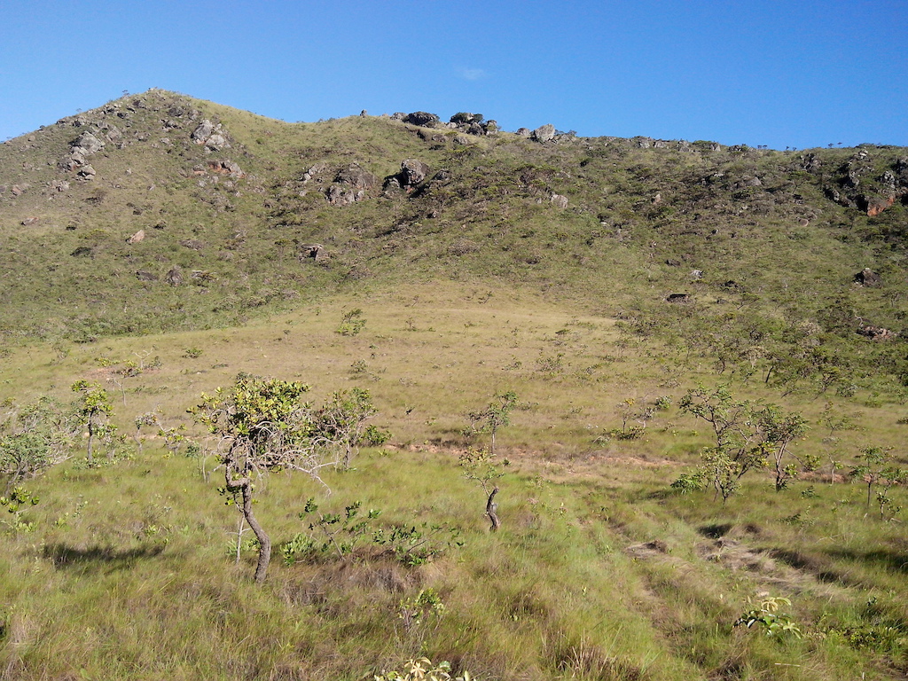 Vista do alto do single do mirante para o topo da Pedra Rachada.
