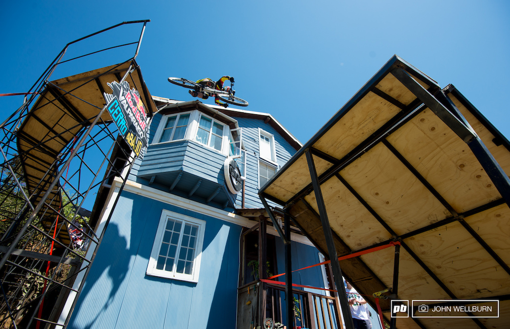 Sik Mik launching over someones house... Just another day in Valparaiso.