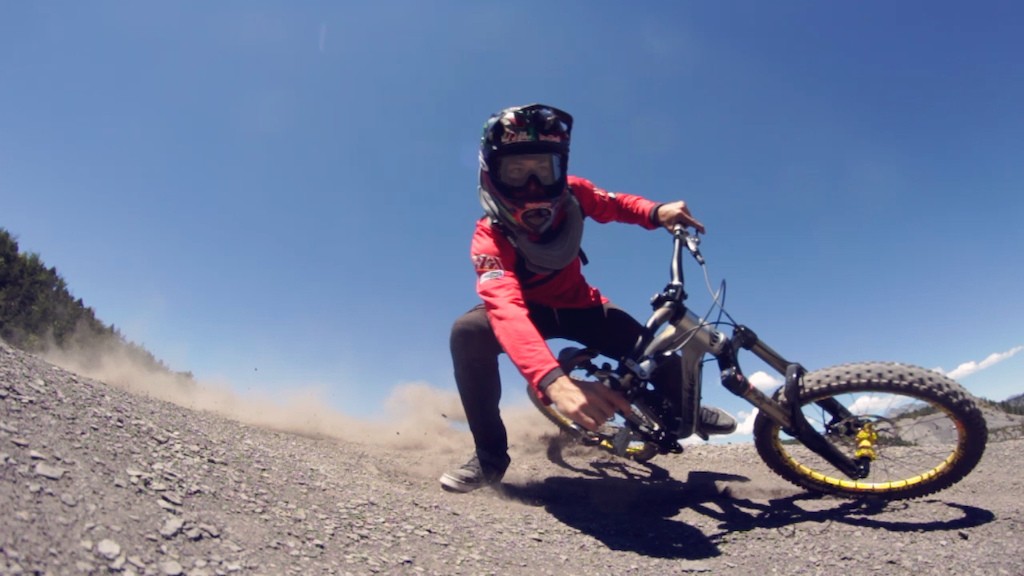 Last summer, i spent a couple of days with my friend Jonathan, he's the kind of guy who like to "enjoy the ride", he doesn't care about how big is it, or the kind of tricks he can do... He just wants to stay on his bike for the rest of his life... Today he's sharing his vision of the sports with you.