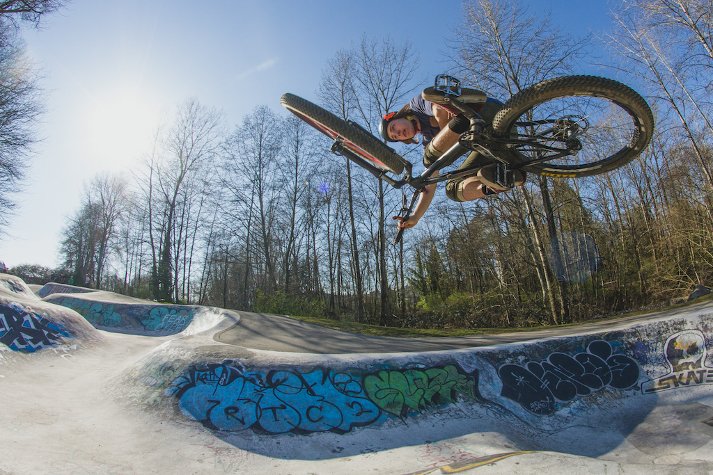 Caleb tabling a transfer at the Seylynn Bowl on his mountain-oriented dirt jump bicycle.