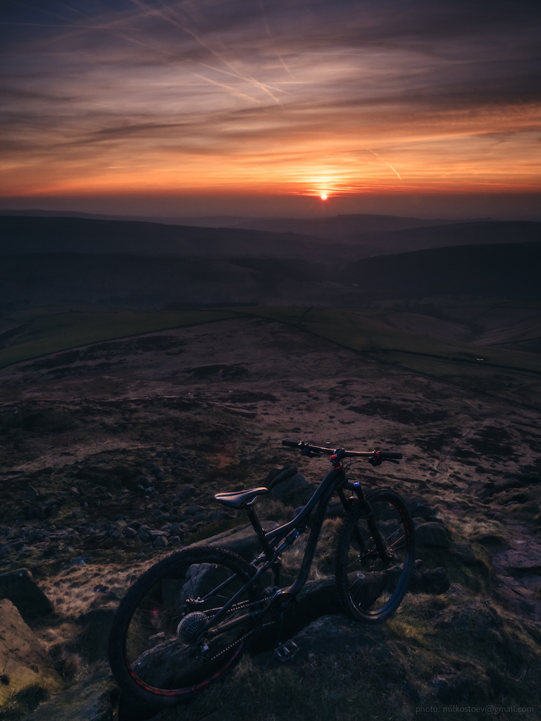 I went for a late start with the aim of capturing the sunset.
It was all good and would have been even better if I didn't forget to change the batteries of my headlight...