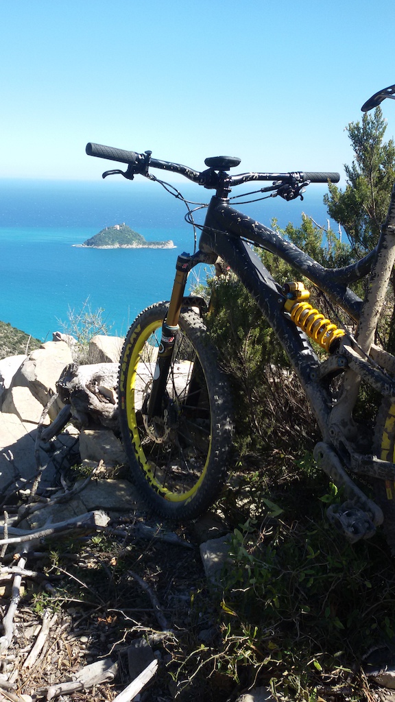 Transition Covert Carbon
with Ohlins and Fox 34 modified suspension.
Presso Isola Gallinara