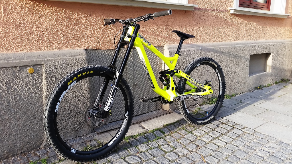 Commencal Supreme '14 650B

Fast Suspension  Boxxer with Hope crown
Vidid Air R2C2
Hope/Spank Spike wheelset
Rohloff SSP
Saint with Straitline Silent Guide and de Facto Pedals
Sixc Bars
Magura MT7 w Saint levers und Braking inc Rotors

16,04 kg
35.40 lbs