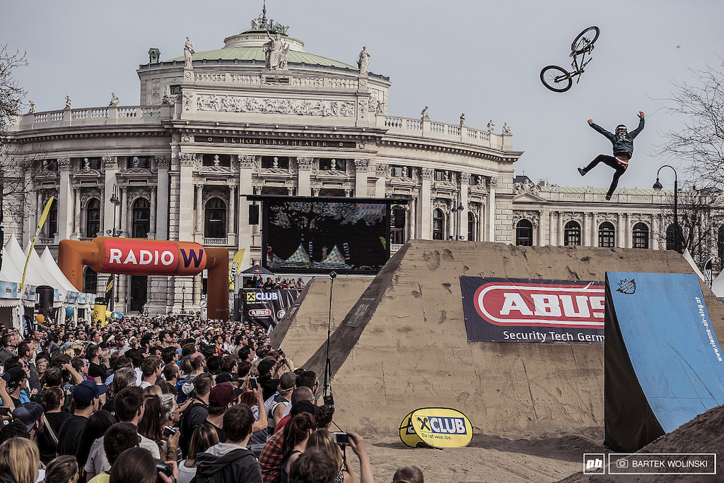 Antoine slipped into the finals with the "go big or go home" rule tattoed to his runs. The one that gave him the win was backflip tuck no hander from the drop, to double backflip, to one foot (!), to frontflip no hander!