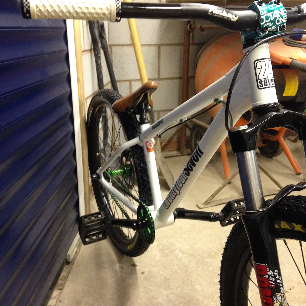 Funn Fatboy bars
Octane One stem 
Vans ODI lock on grips 
Maxxis Holy Roller 2.4
Juicy Three hydraulic back brake 
Marzocchi DJ Bomber 3's
Cane Creek Headset