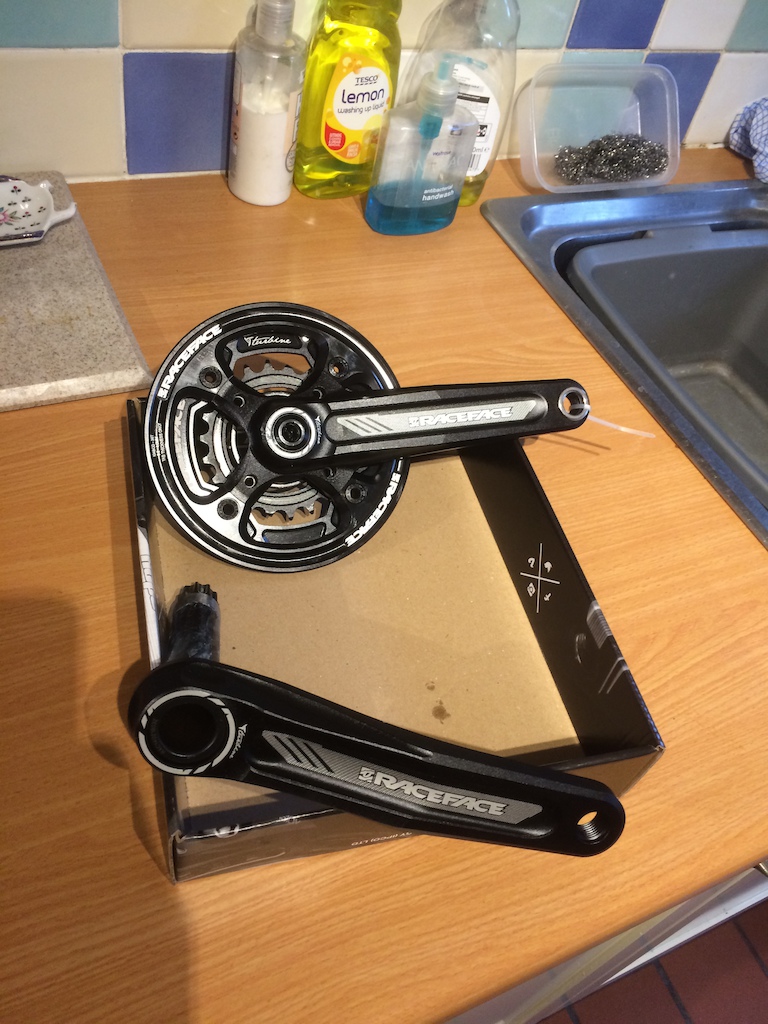 2015 [BRAND NEW] RaceFace Turbine Cranks, Chainring and Bash Guar