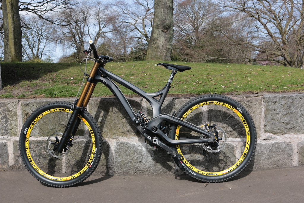 Renthal Fatbar carbon and SDG Fly seat added along with 203mm Reverse components discs